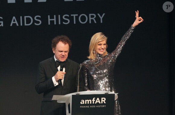 John C. Reilly et Eva Herzigova - Photocall de la soirée "AmfAR's Cinema Against AIDS" à l'hôtel de l'Eden Roc au Cap d'Antibes le 21 mai 2015, lors du 68e festival du film de Cannes.