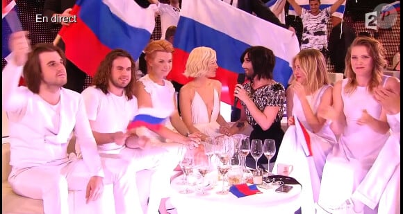 Conchita Wurst et la candidate russe lors de l'Eurovision 2015, à Vienne le 23 mai.