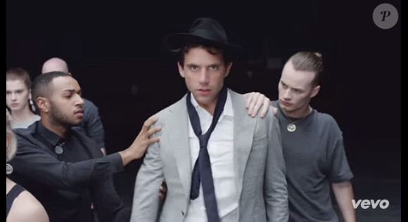 Le chanteur Mika dans son clip Good Guys (No Place In Heaven)