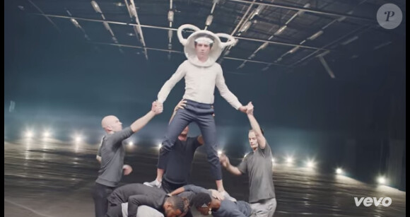 Mika dans son clip Good Guys (No Place In Heaven)