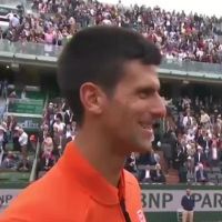 Novak Djokovic, en français, fait mourir de rire le public de Roland-Garros !