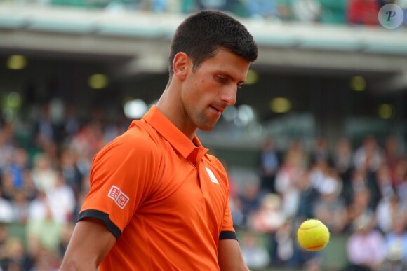 Le tennisman Novak Djokovic face à Jarkko Nieminem à Roland-Garros le 26 mai 2015. 