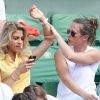La chanteuse Joyy et Lorie dans les tribunes lors du tournoi de tennis de Roland-Garros à Paris le 27 mai 2015.