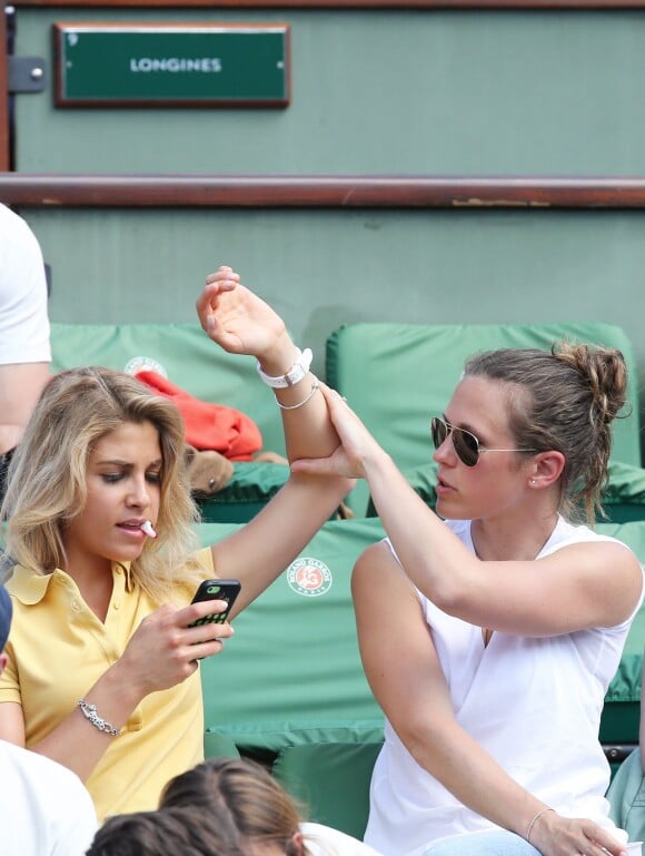 La chanteuse Joyy et Lorie dans les tribunes lors du tournoi de tennis de Roland-Garros à Paris le 27 mai 2015.