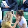 La chanteuse Joyy et Lorie dans les tribunes lors du tournoi de tennis de Roland-Garros à Paris le 27 mai 2015.