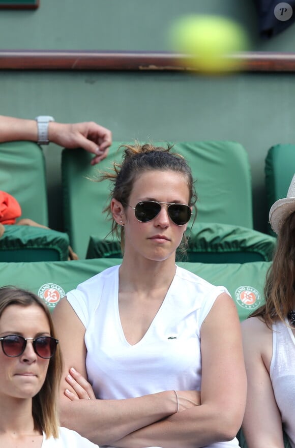 Lorie dans les tribunes lors du tournoi de tennis de Roland-Garros à Paris le 27 mai 2015.