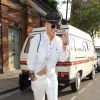 Rita Ora quitte un studio d'enregistrement à Londres, habillée d'une chemise et d'un jean blancs Levi's, et de bottines vernies. Une casquette en cuir, des lunettes Ray-Ban et un sac Chanel complètent sa tenue. Le 28 mai 2015.