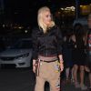 Gwen Stefani se rend à l'Hollywood Palladium, habillée d'un bomber Acne, d'un short customisé camel en coton NLST et des souliers Christian Louboutin (modèle Boltina). Los Angeles, le 16 mai 2015.