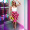 Beyoncé porte des lunettes de soleil Quay, un débardeur blanc, une jupe Stella Jean (modèle Dugongo, collection printemps-été 2015), un sac Milli Millu et des sandales Alaïa. Mai 2015.