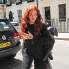 Rihanna de sortie à Londres, porte un pull à cape en tulle Nicopanda (collection printemps-été 2015), un jean noir et des chaussures Manolo Blahnik (modèle Latta). Un sac Mandycoon x Dominic Louis complètent sa tenue. Le 26 mai 2015.