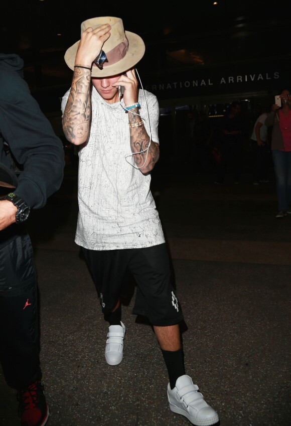 Justin Bieber arrive à l'aéroport de LAX à Los Angeles, le 1er mai 2015  