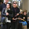 Selena Gomez arrive à l'aéroport de Los Angeles en provenance de New York, le 5 mai 2015.  