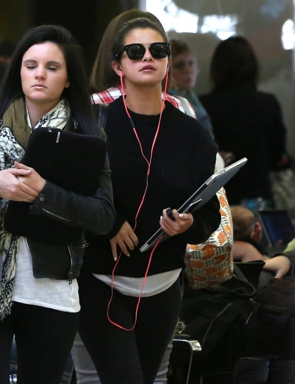 Selena Gomez arrive à l'aéroport de Los Angeles en provenance de New York, le 5 mai 2015. 