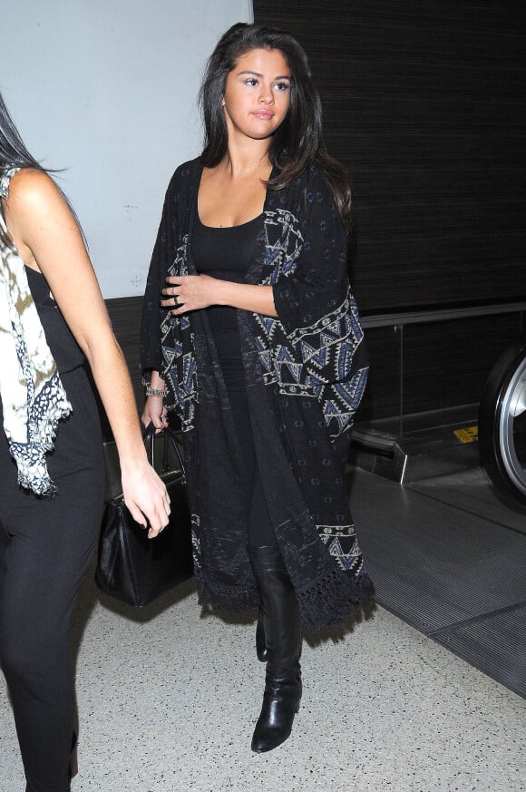 Selena Gomez arrive à l' aéroport à Los Angeles Le 27 décembre 2014  