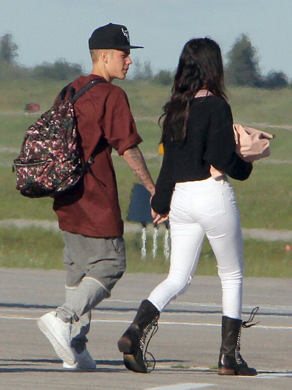 Selena Gomez et Justin Bieber arrivent main dans la main à l'aéroport d'Ontario, le 27 août 2014.  
