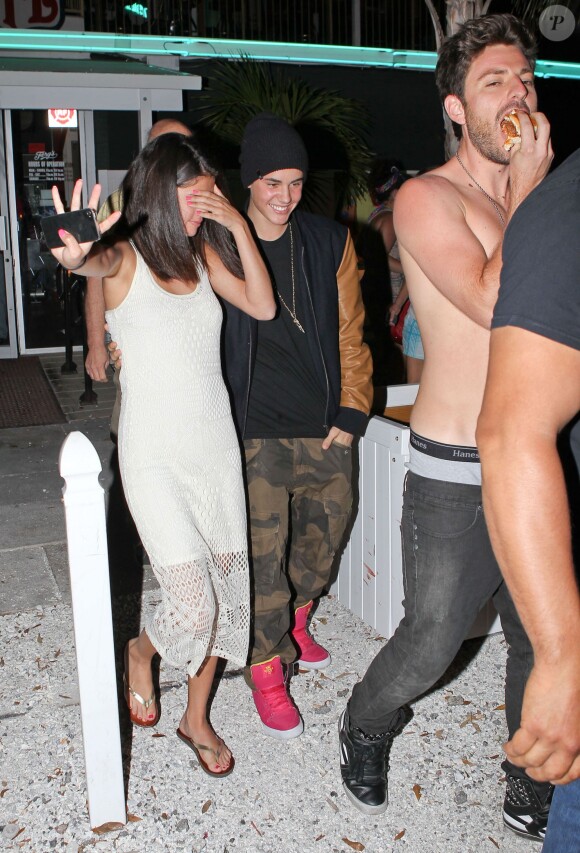 Justin Bieber a rejoint Selena Gomez au St Petersburgh pour dîner avec elle. A peine arrivé, ils se disputent, il claque la porte du restaurant et elle le vire de sa voiture. Pour les réconcilier leurs gardes du corps les ont conduits dans une ruelle à l'écart pour qu'ils discutent, le 11 mars 2012