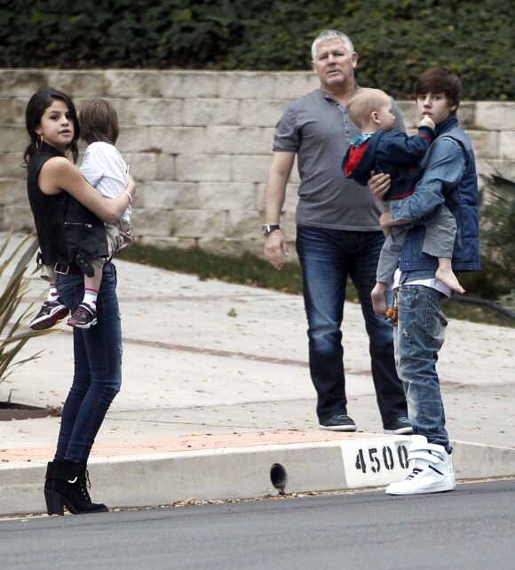 Selena gomez et Justin Bieber s'amusent avec des enfants, le 18 février 2012  