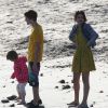 Selena Gomez et son compagnon Justin Bieber, ainsi que sa belle famille sur une plage à Malibu, le 17 février 2012  