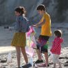Selena Gomez et son compagnon Justin Bieber, ainsi que sa belle famille sur une plage à Malibu, le 17 février 2012 