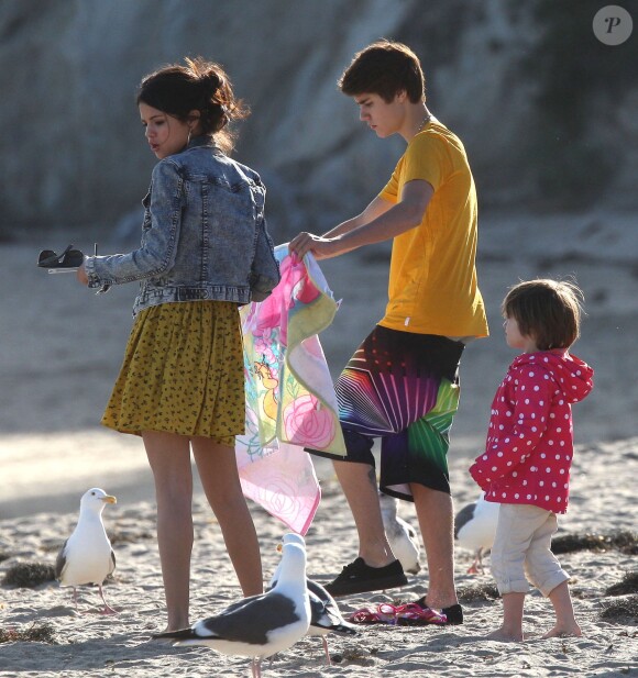 Selena Gomez et son compagnon Justin Bieber, ainsi que sa belle famille sur une plage à Malibu, le 17 février 2012 
