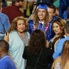 Joseph Baena, le fils d'Arnold Schwarzenegger, reçoit le diplôme de son école à Riverside, le 28 mai 2015, devant sa maman Mildred.