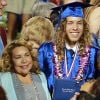 Joseph Baena, le fils illégitime de Arnold Schwarzenegger, reçoit le diplôme de son école à Riverside, le 28 mai 2015, devant sa maman Mildred.