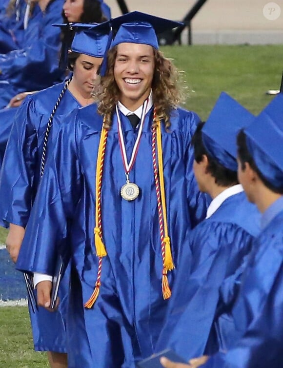 Joseph Baena, le fils illégitime de l'acteur Arnold Schwarzenegger, reçoit le diplôme de son école à Riverside, le 28 mai 2015, devant sa maman Mildred.