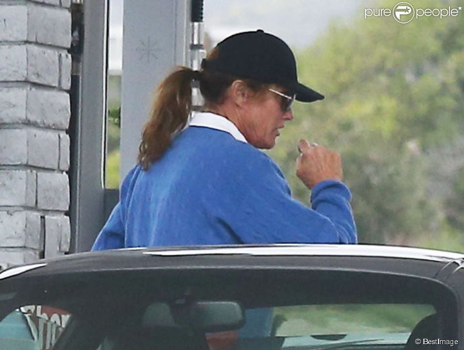 Exclusif - Bruce Jenner met de l&#039;essence dans sa voiture à Malibu, le 27 février 2015