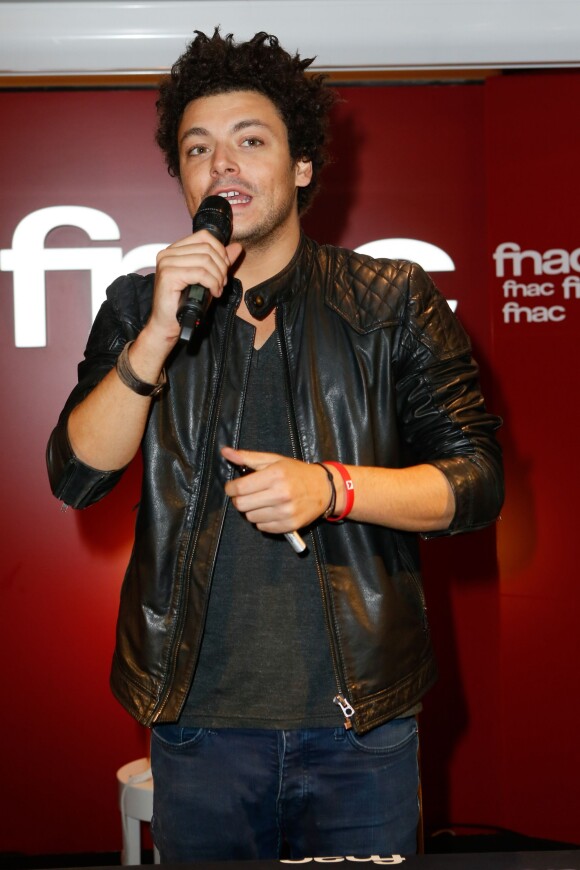Kev Adams en séance de dédicaces à la Fnac des Ternes pour faire la promotion de la sortie DVD de son nouveau spectacle "Voilà Voilà" à Paris, le 5 novembre 2014.