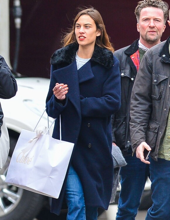 Alexa Chung fait du shopping avec des amis à New York, le 8 avril 2015.