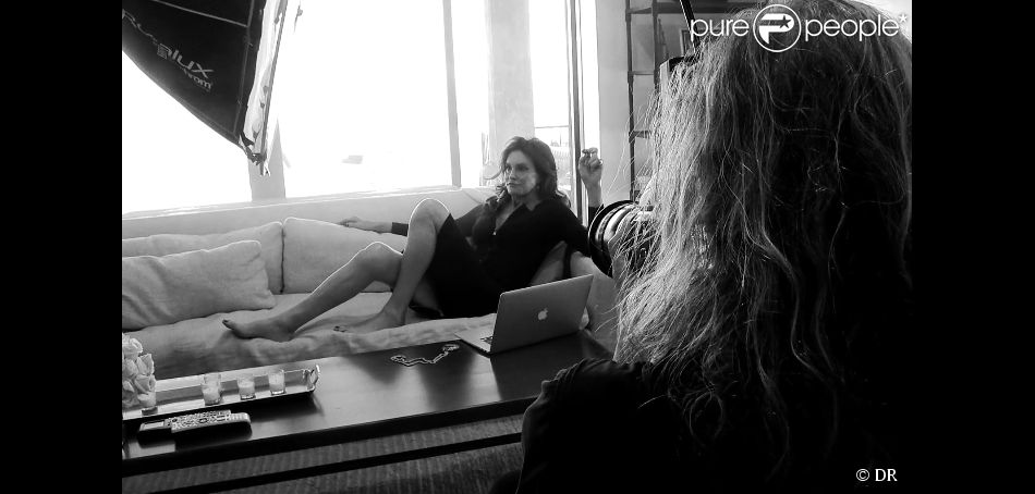 Caitlyn Jenner dans les coulisses de son shooting pour Vanity Fair, avec la photographe Annie Leibovitz.