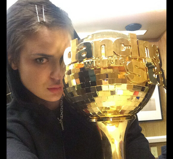Tallulah Willis s'amuse avec le trophée de sa soeur, sur Instagram le 20 mai 2015