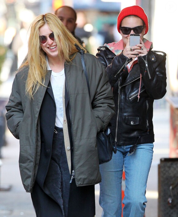 Les soeurs Scout et Tallulah Willis se promènent dans les rues de New York, le 22 mars 2015