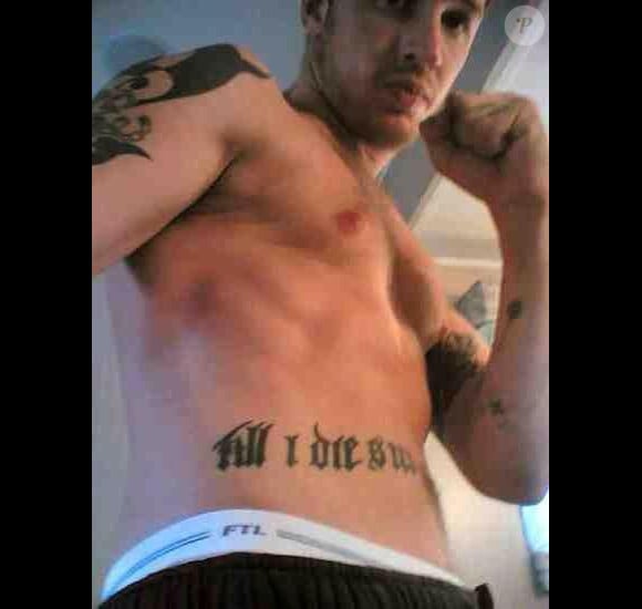 Tom Hardy dévoile ses muscles et tatouages sur sa page MySpace.