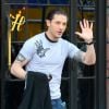 Tom Hardy salue ses fans et photographes qui l'attendent à la sortie de son hôtel à New York le 22 avril 2014.