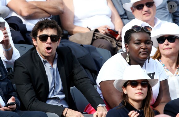 Patrick Bruel et une amie, Anaïs Demoustier, Catherine Frot - People dans les tribunes des Internationaux de France de tennis de Roland-Garros à Paris, le 2 juin 2015.