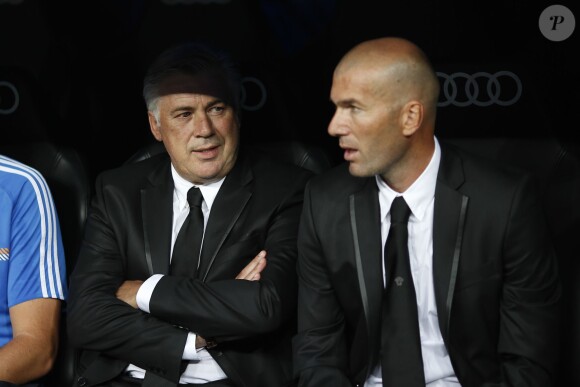 Carlo Ancelotti, l'entraineur du Real Madrid et Zinedine Zidane, assistant de l'entraineur du Real Madrid - Match de football entre le Real Madrid et Betis Seville au Stade Santiago Bernabeu a Madrid, le 18 aout 2013.