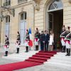 La reine Letizia et le roi Felipe VI d'Espagne ont été reçus à Matignon par le Premier ministre Manuel Valls et sa femme Anne Gravoin le 3 juin 2015 à Paris, au deuxième jour de la visite d'Etat du couple royal espagnol.