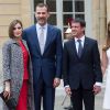 La reine Letizia et le roi Felipe VI d'Espagne ont été reçus à Matignon par le Premier ministre français Manuel Valls et sa femme Anne Gravoin le 3 juin 2015 à Paris, au deuxième jour de la visite d'Etat du couple royal espagnol.