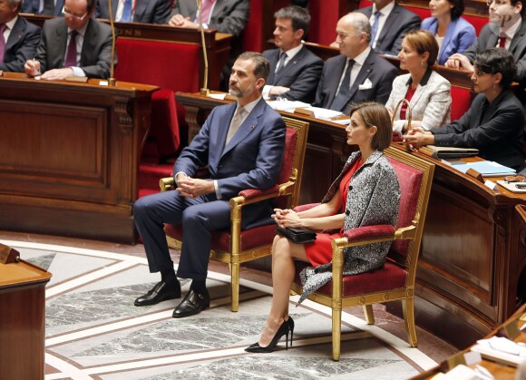 Devant une Letizia superbe en Nina Ricci et d'éminents représentants de la classe politique française, le roi Felipe VI a prononcé le 3 juin 2015 un discours vibrant, en français, à l'Assemblée Nationale à Paris, au deuxième jour de sa visite d'Etat en France.