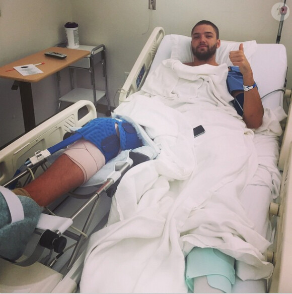 Chandler Parsons, star des Dallas Mavericks, a entamé au printemps 2015 une belle histoire d'amour avec le mannequin Toni Garrn. Ici, sur son lit d'hôpital après son opération du genou, le 1er mai. Photo Instagram.