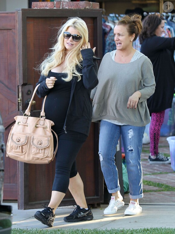 Jessica Simpson, enceinte, se rend chez sa mere Tina avec son fiance Eric Johnson et leur fille Maxwell, avant d'aller faire du shopping a Los Angeles, le 17 avril 2013.