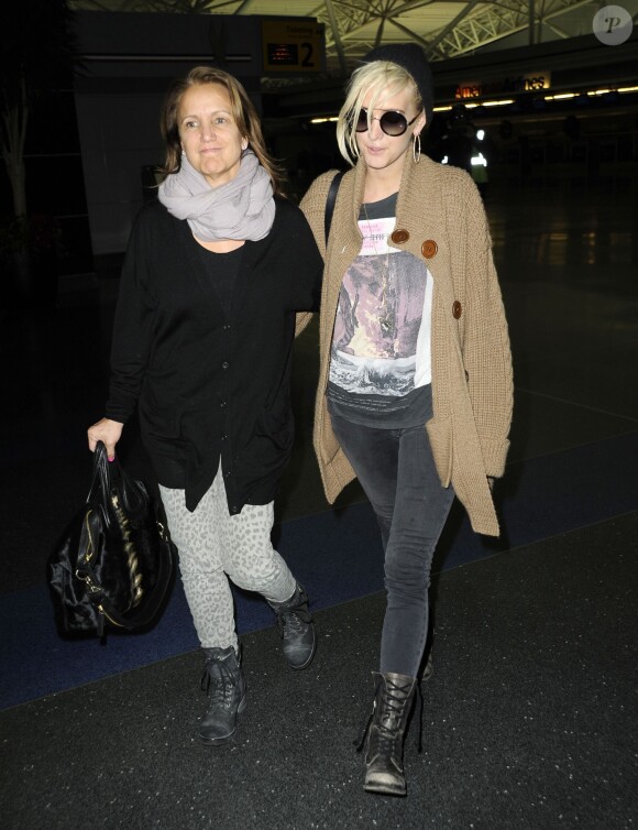 Ashlee Simpson et sa mere Tina arrivent a l'aeroport de New York, le 3 janvier 2013. 