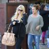 Jessica Simpson, enceinte, se rend chez sa mere Tina avec son fiance Eric Johnson et leur fille Maxwell, avant d'aller faire du shopping a Los Angeles, le 17 avril 2013