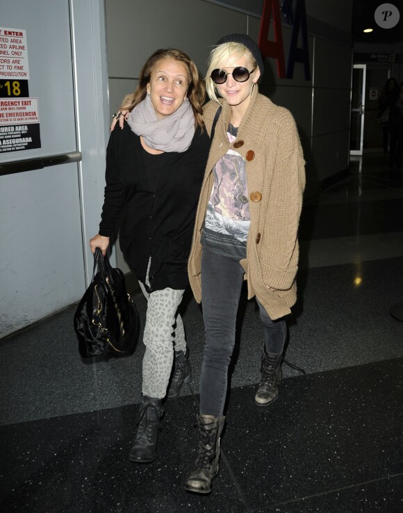 Ashlee Simpson et sa mere Tina arrivent a l'aeroport de New York, le 3 janvier 2013.