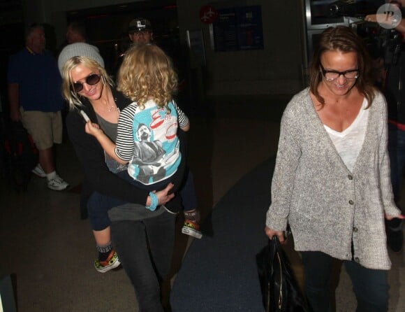 Ashlee Simpson arrive a l'aeroport LAX de Los Angeles, en provenance de Miami, en compagnie de son fils Bronx et de sa mere Tina. Le 1er janvier 2013  beaches of Oahu...01/01/2013 - Los Angeles