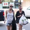 Ashlee Simpson fait du shopping avec sa mere Tina a Hawaii. Le 27 décembre 2012