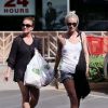 Ashlee Simpson fait du shopping avec sa mere Tina a Hawaii. Le 27 décembre 2012