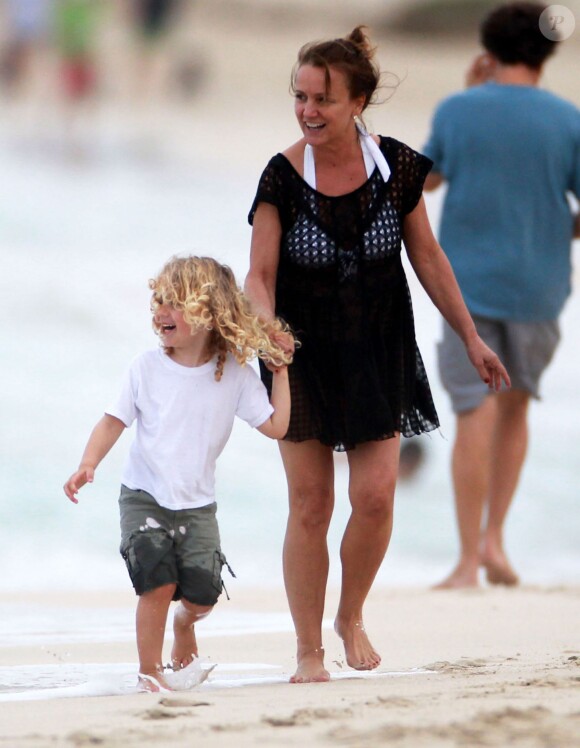 Bronx Wentz se promene avec sa grand mere Tina Simpson sur une plage a Hawaii, le 26 decembre 2012. 