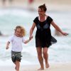 Bronx Wentz se promene avec sa grand mere Tina Simpson sur une plage a Hawaii, le 26 decembre 2012.
